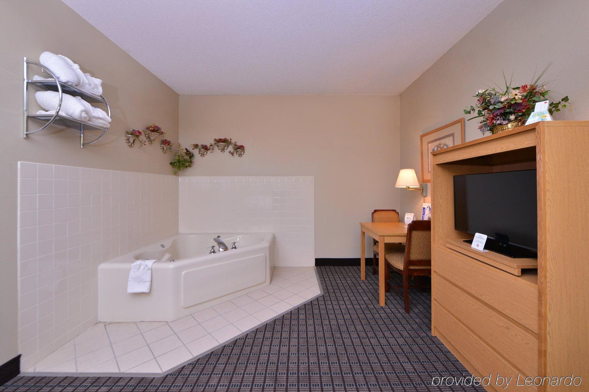 Regency Inn Geneseo Il I-80 Exterior photo